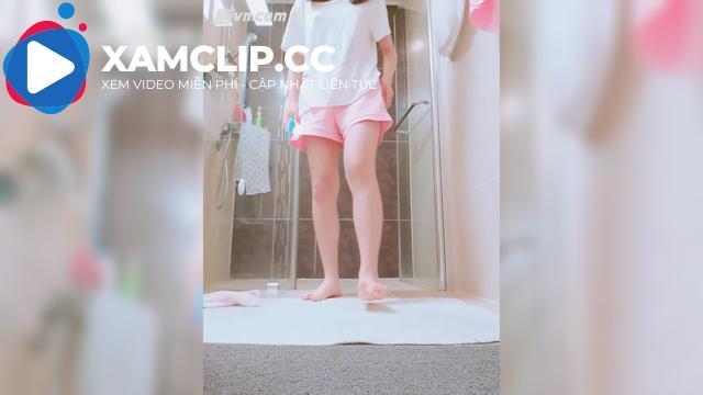 Áo thun trắng ngồi trong nhà tắm móc bím