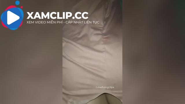 Lợi dụng em gái ngủ say, anh trai dí súng bắn pháo vô đít
