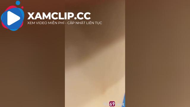Em say xỉn đang chơi sướng thì anh rút ra cạ chim vào miệng bắt em mút