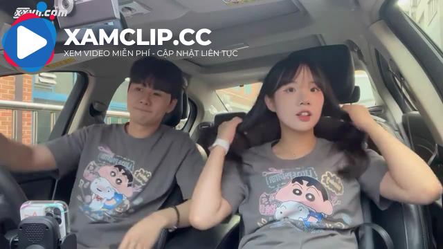 Couple cute mút vú trong ôtô