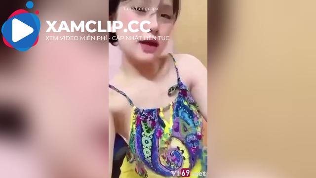 Thục Uyên, Long Biên khoe ngực trần mu đẹp không cọng lông #1