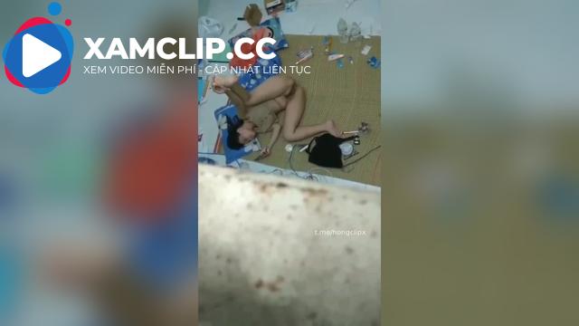 Khi em hàng xóm ở nhà một mình..