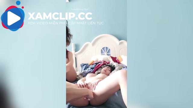 2 chị em nghịch trym zai rồi bắt zai móc bướm