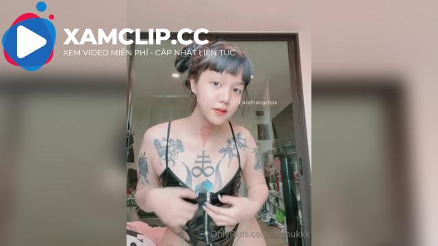 Em rau tàu khựa khoe hình xăm quái vật hai sừng