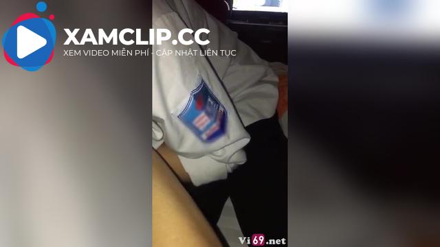 Bé nữ sinh Thái Nguyên mới lớn trong áo đồng phục trường và bạn trai cùng lớp