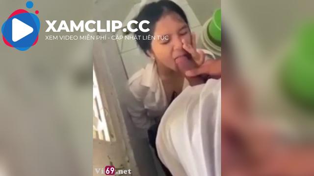 Trốn tiết học bé nữ sinh bú cây hàng khủng của bạn thân trong wc trường