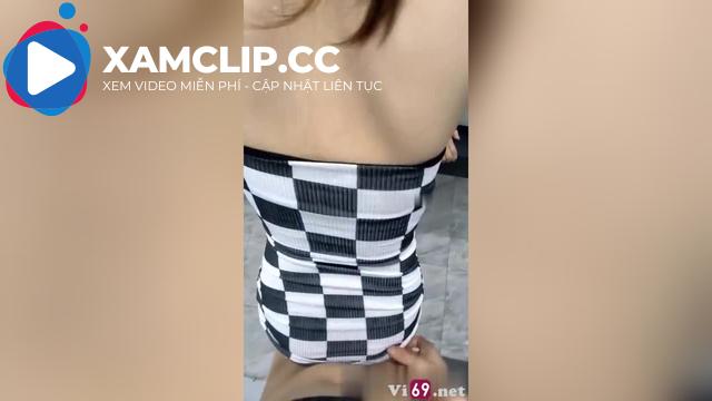 Em bảo vào đi tắm mà anh cũng kéo váy lên nhét vội trong phòng tắm