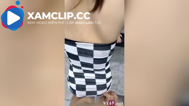 Em bảo đi tắm mà anh cũng kéo váy lên nhét vội vì áo cờ vua đẹp quá
