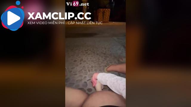 Nửa đêm chơi lớn em ra trước cửa nhà public