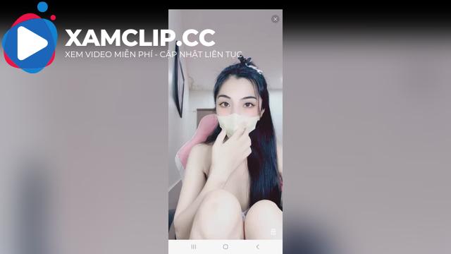 Bé Kun bím múp tập tành cưỡi ngựa cùng sectoy màu đen