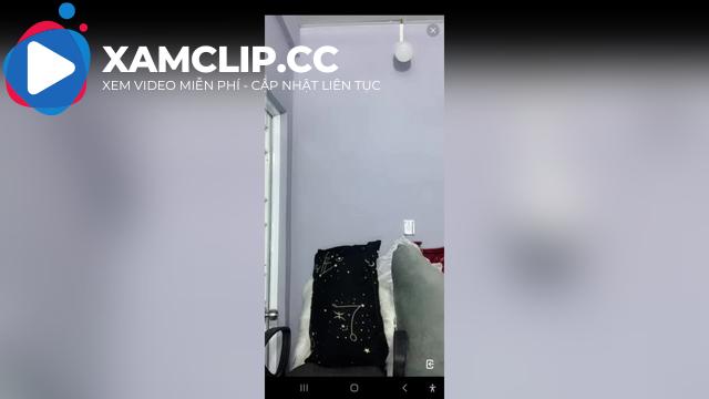 Bé nó mặc thế này thì anh em viewer nào cự được đâyy