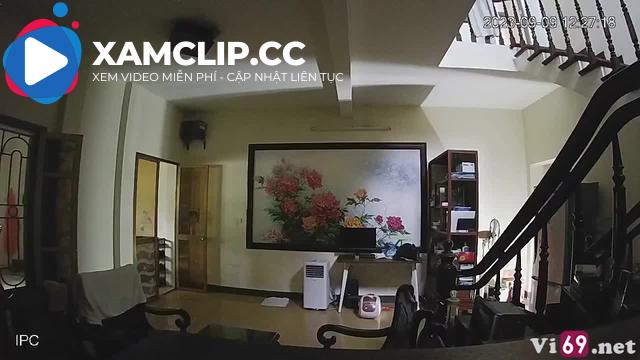Hack camera em gái kính cận vú to thả rông trong công ty gia đình