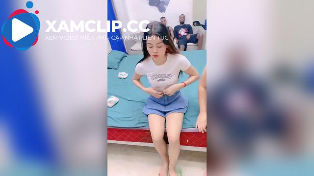 Vẫn là chuyên mục anh da đen cu bự =))), nhìn súng ống thế này ác chiến thật