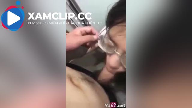 Em người yêu kính cận đòi tụt quần bú cu trong wc