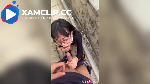 Em gái kính cận rủ lên sân thượng ngắm cảnh mà lại làm đồ chơi cho em xả