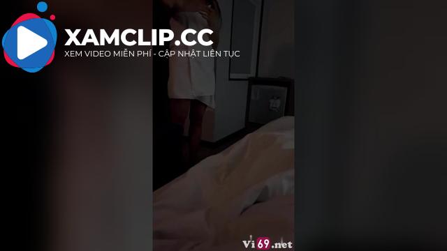 Em vừa tắm người chưa kịp khô anh đã kéo vào doggy luôn