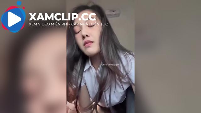 Em gái phi ngựa trong ôtô không muốn tụt váy sợ lạnh háng