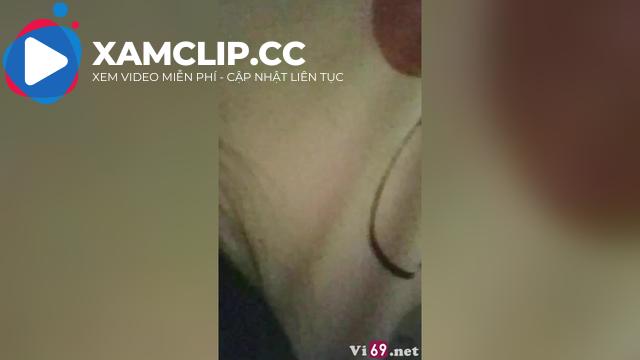 Em hư nên phải lấy gậy thịt tát liên tiếp vào mặt em