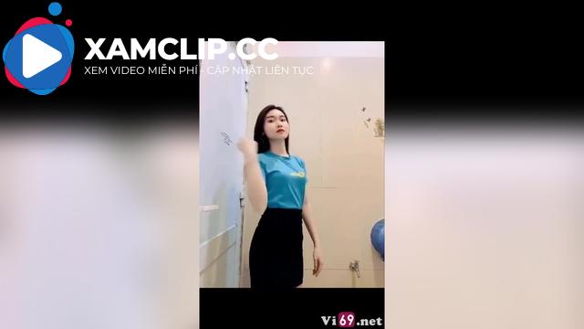 Bé nhân viên ĐMX trong bộ đồng phục