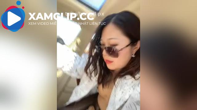 Chị già đú đởn livestream chơi máy dập ở bãi cỏ