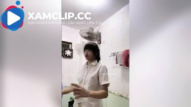 Em học sinh cấp 3 đi tắm mà vẫn thích quay clip sống ảo