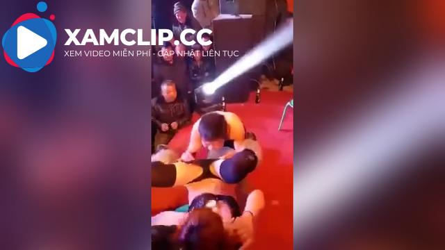 Em nó đang muốn gạ cả khán giả chịch tập thể đây