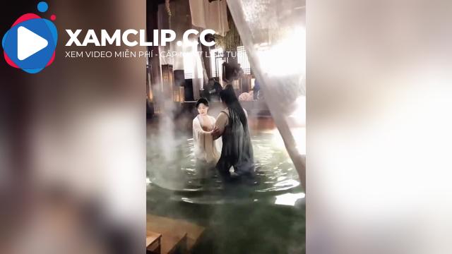 Nàng đồng ý tỏ tình và cho chàng được bóp vú