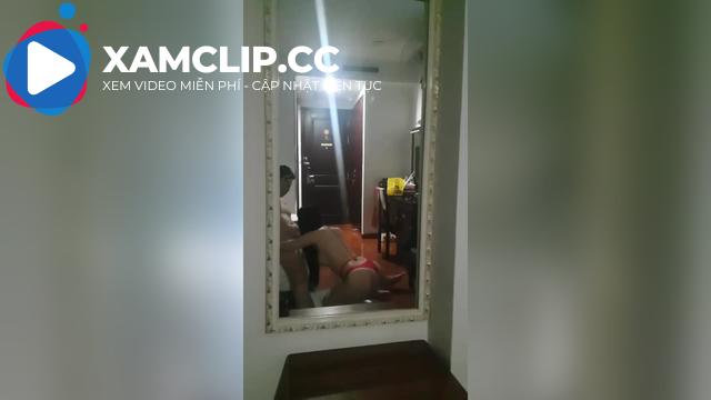 Em gái Việt Nam chân dài phục vụ khèn sáo cho các quý ông cực nắng