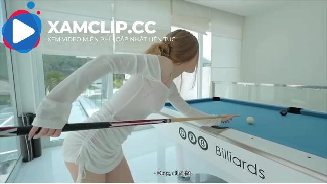 Đưa bi vào lỗ cùng em gái Nga da trắng, tóc vàng xinh xắn
