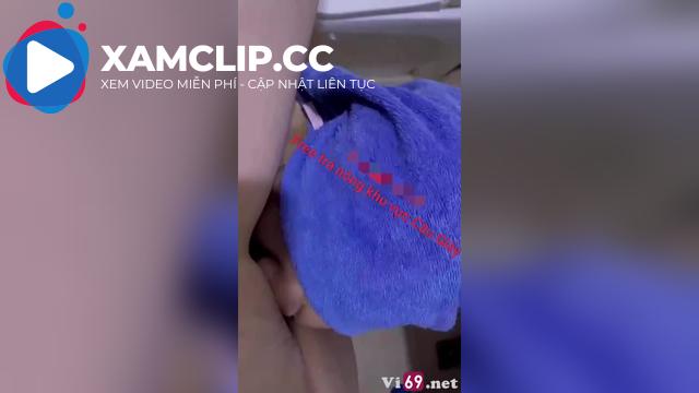 Thanh niên số hưởng đang vét thì em sướng quá đái đầy miệng còn bắt em đái thêm