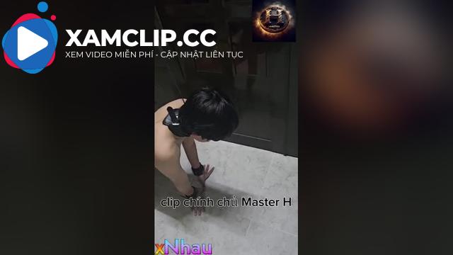 1 bé cún cực kỳ kute trói ở cửa cho canh nhà và vẫy đuôi khi ba gọi