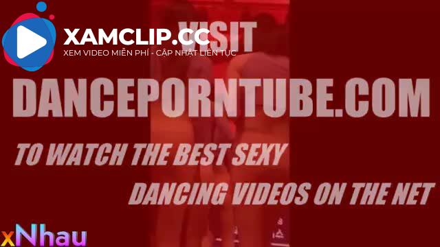 Quay lén gái xinh mặc hở hang đi hát