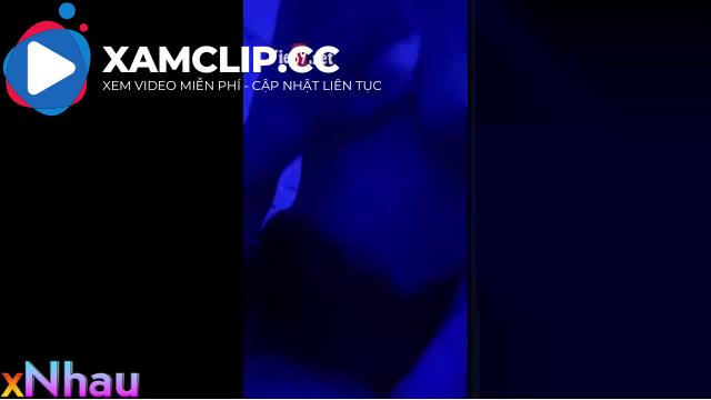 Qua phòng chị gái tâm sự lúc nửa đêm trong ánh đèn màu