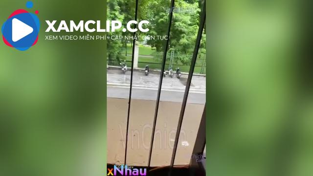 Vạch buồi người yêu sục giữa quán cafe trong khi có thanh niên đang ngồi gần rồi bắt