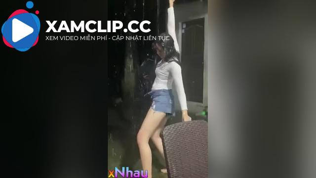 Em chỉ đẹp khi em là chính em trong cơn mưa mà thôi