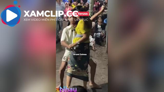 Chắc phải trạc tuổi bố mẹ nó mà nó cuốn thật đấy