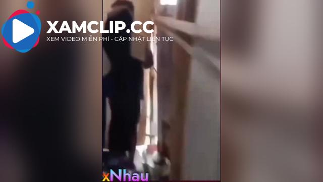 Chồng phát hiện vợ và nhân tình trong nhà vệ sinh
