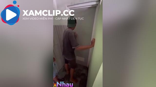 Bị bố phát hiện học sinh đang chịch nhau trong nhà vệ sinh