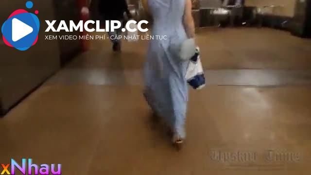 Vạch váy bạn gái lên ở ga tàu điện ngầm