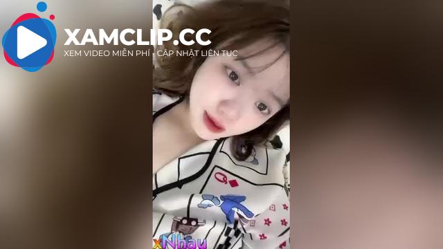 Em gái mới lớn nứng lồn thủ dâm chảy nước