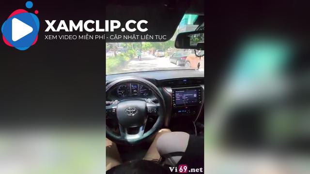 Đang lái xe thì em kéo quần xuống bú cu phải dừng vội bên đường làm nháy