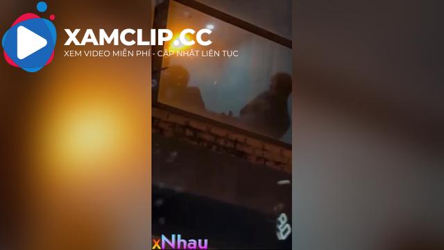 MN hướng bleen TRên . Khô biết chị gái đang cầm cái gì nhỉ
