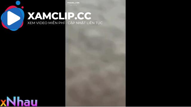 Quay lén 2 đưa bạn học cùng lớp vào nhà vệ sinh trường chịch nhau
