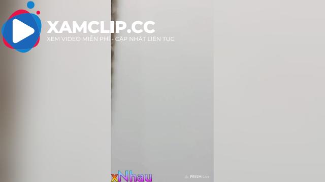 Hai em gái livestream nhảy uốn éo trên fb