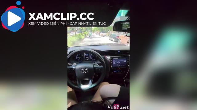 Đang lái xe thì em kéo quần xuống bú cu phải dừng vội bên đường làm nháy #1