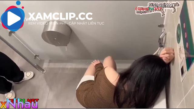 em gái nhậu say ngủ trong toilet bị anh grab và anh bảo vệ của quán địt cho banh lồn