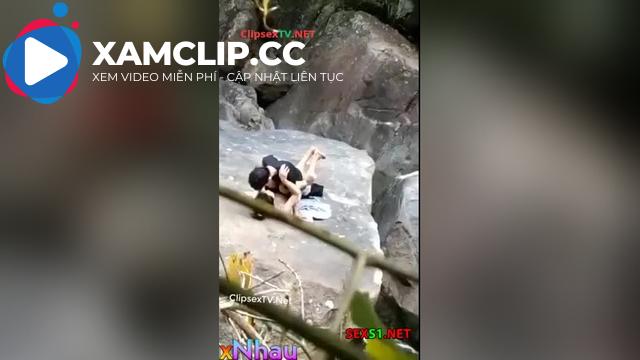 2 học sinh bị quay lén ở bãi đá