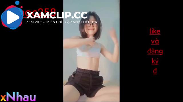 Em Gái đeo mắt kính mới lớn nứng lồn thủ dâm cho bớt ngứa lồn