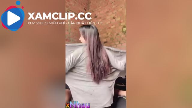 Thằng con cứ nhìn chằm chằm thôi