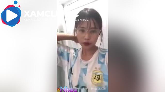 Bé Ngân 2k6 hẩy mông móc bướm trong nhà vệ sinh